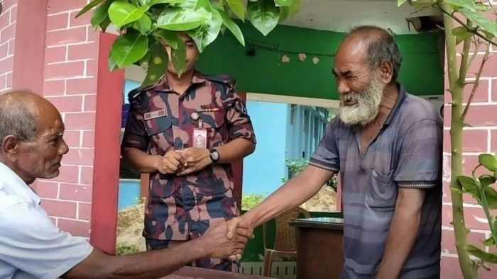 ভাইকে দেখে কান্নায় ভেঙে পড়েন সেই বৃদ্ধ ষষ্ঠী বর্মন, ভারতে গেলেন যেভাবে